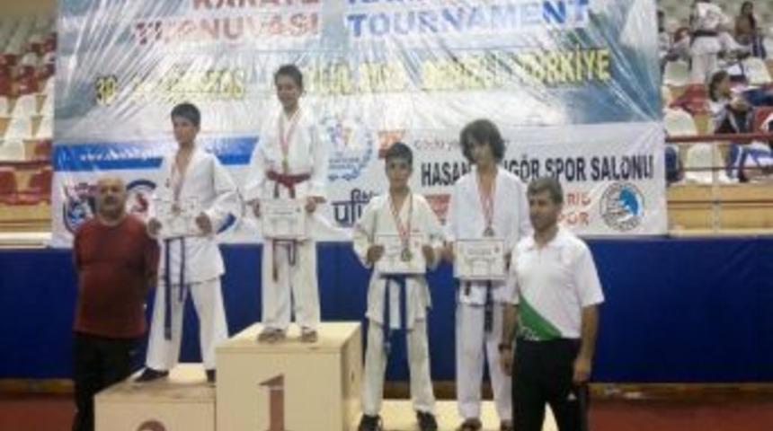 Karateciler Başarıya Doymuyor