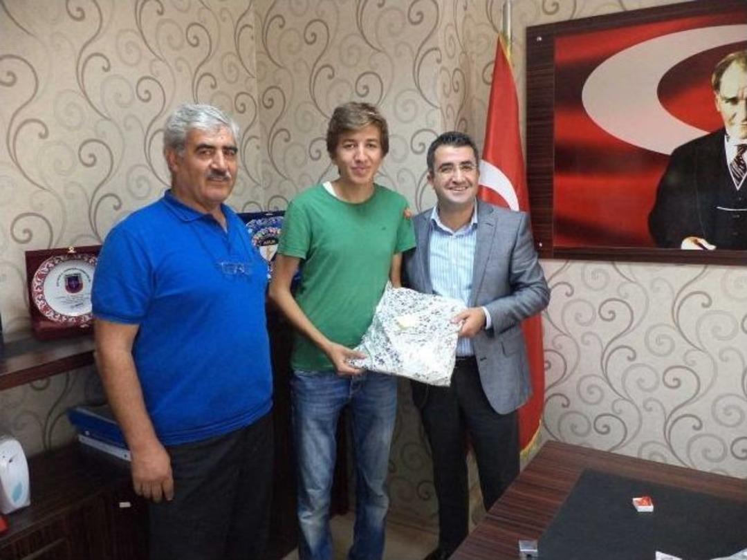 Başarılı &Ouml;ğrenciler Altın Ve Kıyafetle &Ouml;d&uuml;llendirildi