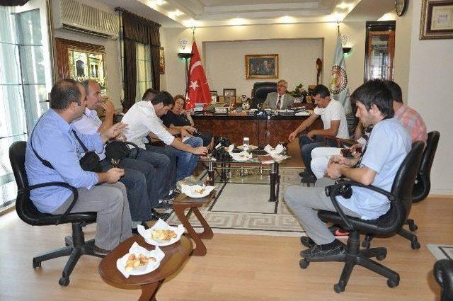 Başakan &Ccedil;ağlayan Basın Mensupları İle Bir Araya Geldi 1