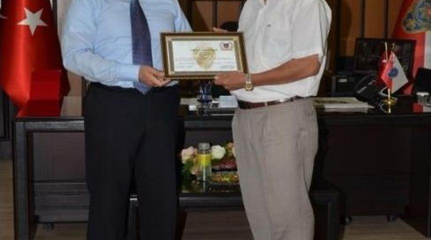 Emekli Olan Polis Memuruna Hizmet Onur Belgesi