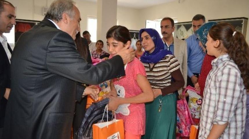 Belediye&rsquo;den 74 &Ouml;ğrenciye Kırtasiye Desteği