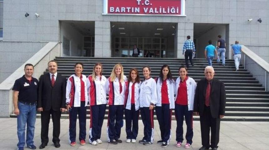 Polisg&uuml;c&uuml; Bayan Voleybol Takımından Valiye Ziyaret