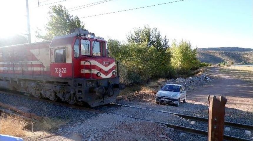 Trenin &Ccedil;arptığı Otomobilin S&uuml;r&uuml;c&uuml;s&uuml; Yaralandı