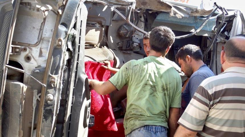 Hatay'da TIR devrildi: 2 &ouml;l&uuml;