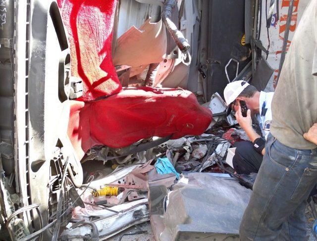 Hatay da TIR devrildi: 2 &ouml;l&uuml; 1