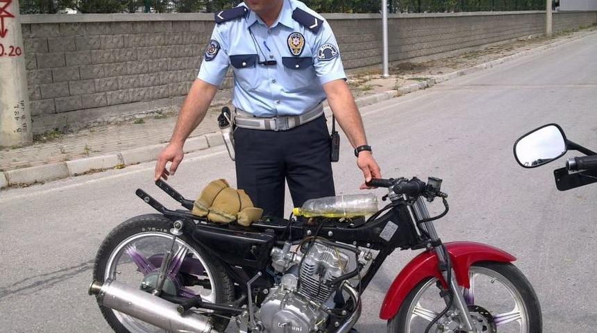 Pet Şişesini Benzin Deposu Yapan Motosiklet S&uuml;r&uuml;c&uuml;s&uuml;ne 3 Bin Lira Ceza