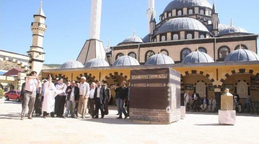 Yozgatlı Hacı Adaylarına Kabe Maketi Etrafında Uygulamalı Eğitim Verildi