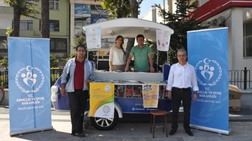D&uuml;zce Gen&ccedil;lik Merkezi Stantlarla Katılım Sağlıyor
