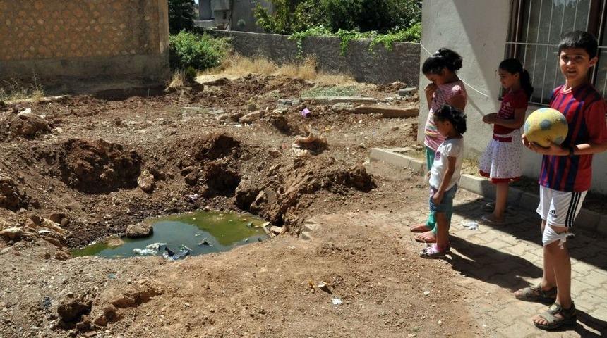 Midyat&rsquo;ta &Ccedil;ocukların Oyun Alanı Yanında Bulunan Fosseptik &Ccedil;ukuru Tehlike Sa&ccedil;ıyor