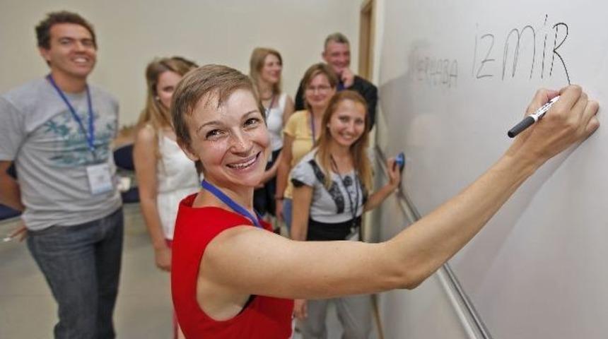 İzmir&rsquo;in Expo'da G&ouml;n&uuml;ll&uuml; El&ccedil;ileri Oldular