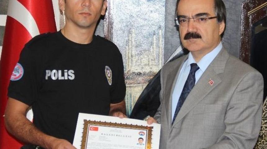 Hemşireyi Kurtaran Polise Validen &Ccedil;eyrek Altın