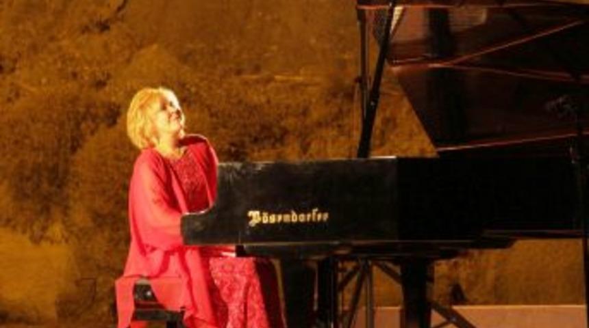 G&uuml;m&uuml;şl&uuml;k Festivali 10. Yılını G&uuml;lsin Onay Konseriyle Kutladı