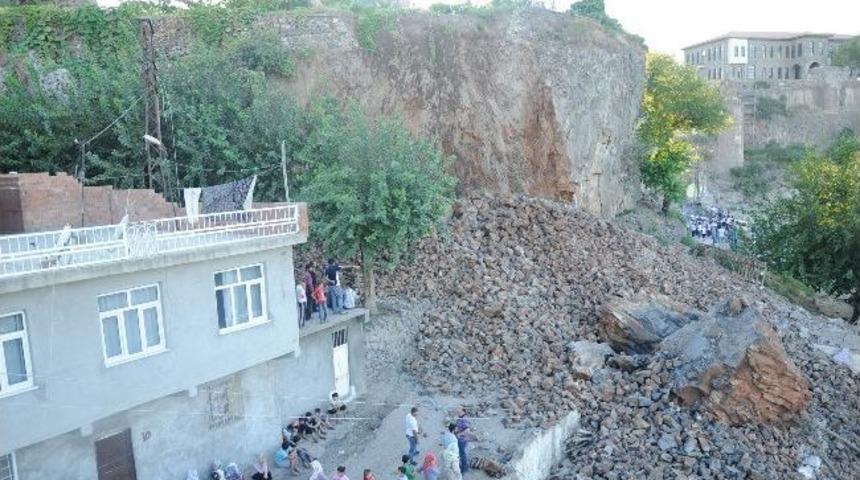 G&ouml;&ccedil;&uuml;k Altında Kalan Evlerin Zararları Tespit Ediliyor
