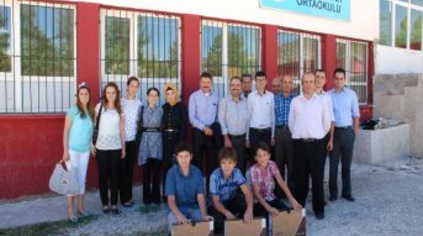 Karamanlı'da Başarılı &Ouml;ğrenciler &Ouml;d&uuml;llendirildi