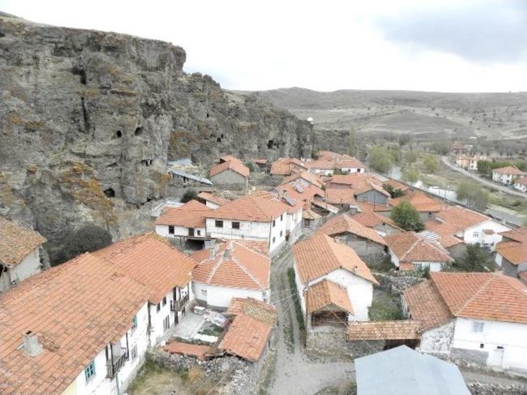 &Ccedil;ankırı'daki Kaya Yerleşimleri Yoğun İlgi G&ouml;r&uuml;yor