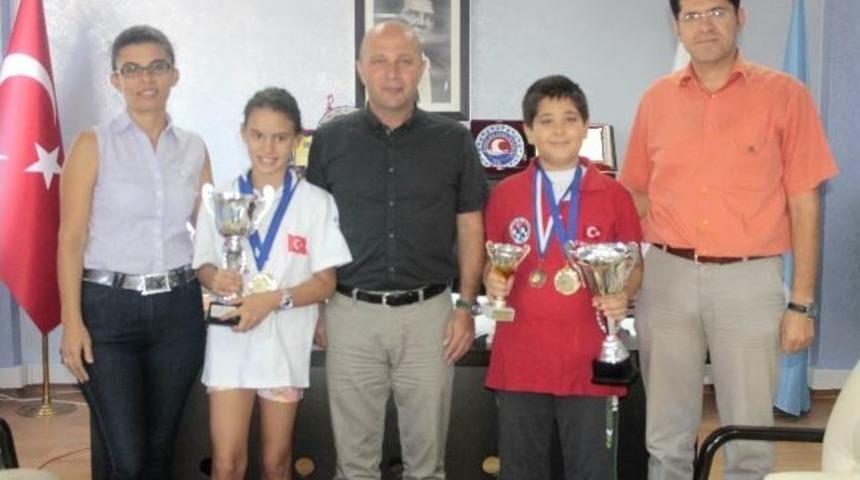 Şampiyon Satran&ccedil;&ccedil;ı &Ouml;zenir'den M&uuml;d&uuml;r Ko&ccedil;'a Ziyaret