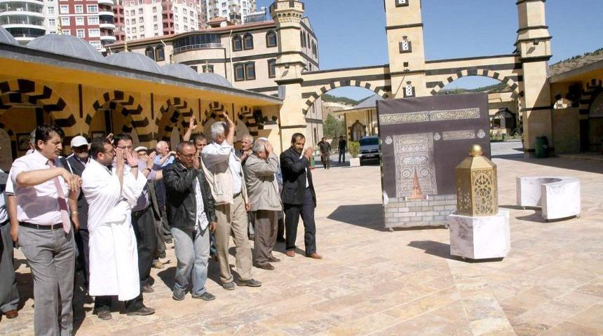 Hacı Adayları Kabe Maketi Etrafında Prova Yaptı