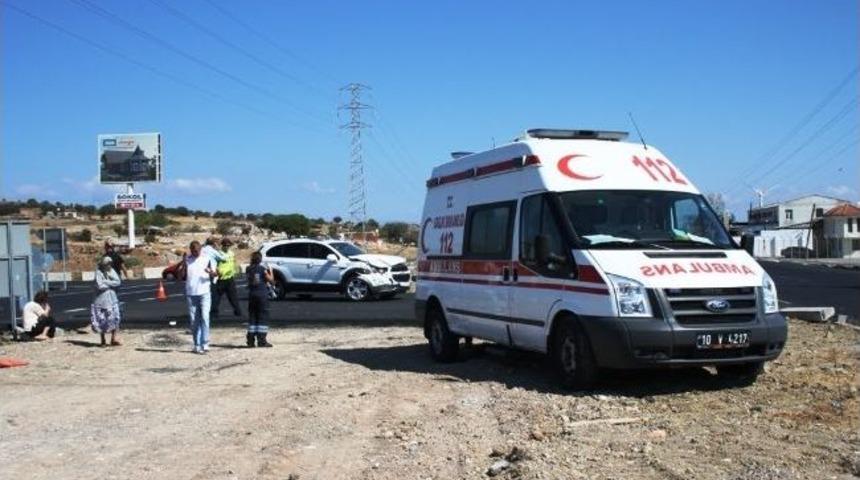 Ayvalık&rsquo;ta Trafik Kazası: 3 Yaralı