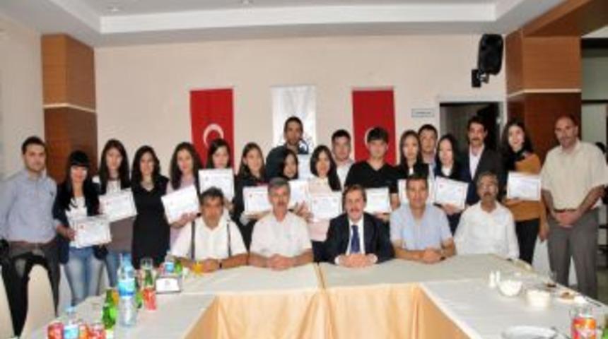 Kazak &Ouml;ğrenciler Sertifikalarını Aldı