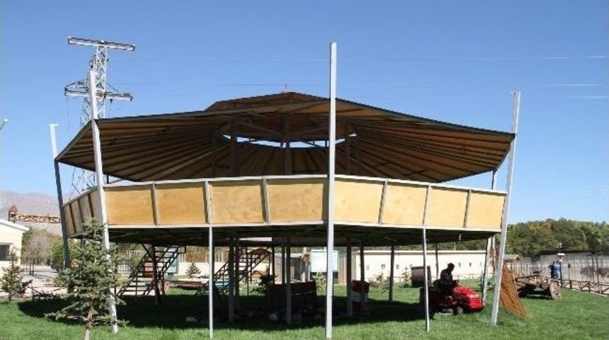 Kanatlı Hayvan Parkında Kafetarya Yapımı S&uuml;r&uuml;yor