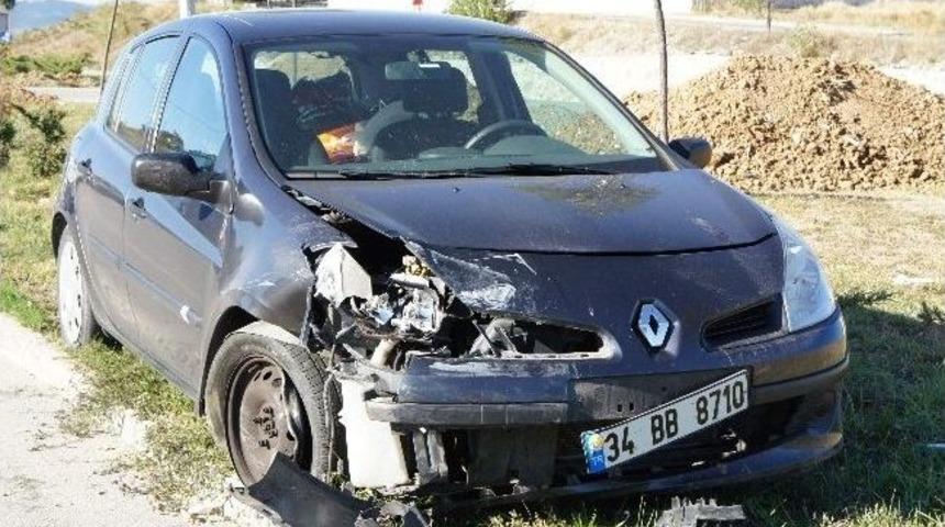 İki Otomobil &Ccedil;arpıştı İki Kişi Yaralandı