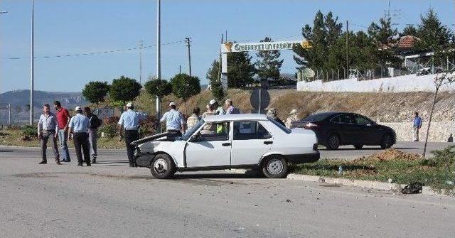 İki Otomobil &Ccedil;arpıştı İki Kişi Yaralandı 1