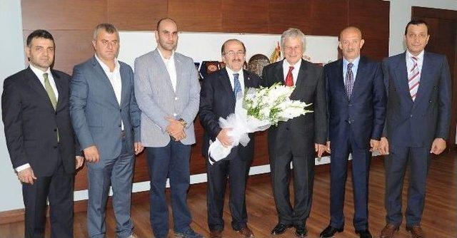 Trabzonspor Y&ouml;netiminden B&uuml;y&uuml;kşehir Belediye Başkanı G&uuml;mr&uuml;k&ccedil;&uuml;oğlu&rsquo;na Ziyaret 1