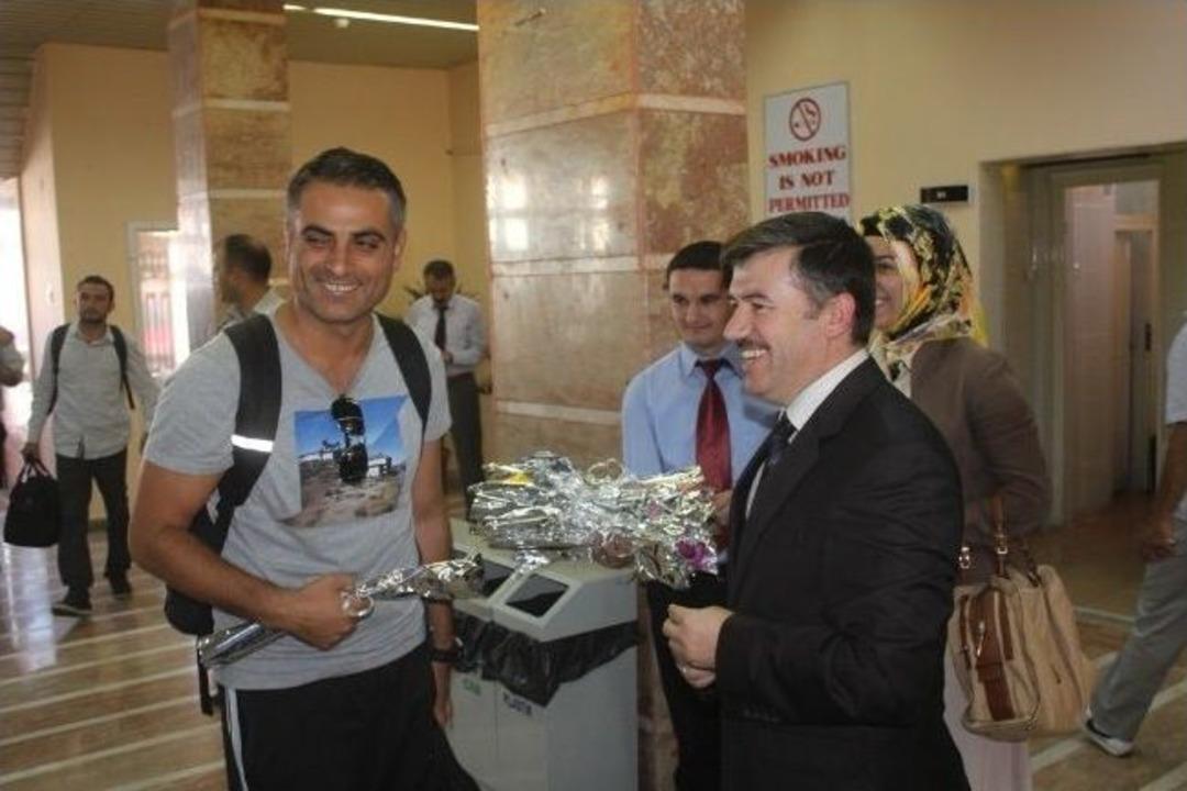 Yeni Atanan &Ouml;ğretmenler Karafillerle Karşılandı