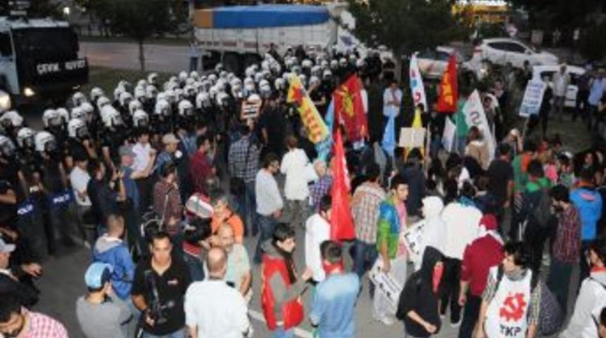 Ahmet Atakan I&ccedil;in Y&uuml;r&uuml;y&uuml;ş Yapan Grup, Oturma Eylemi Yaptı