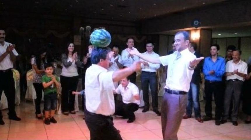 Başında Karpuzla &Ccedil;iftetelli Oynadı