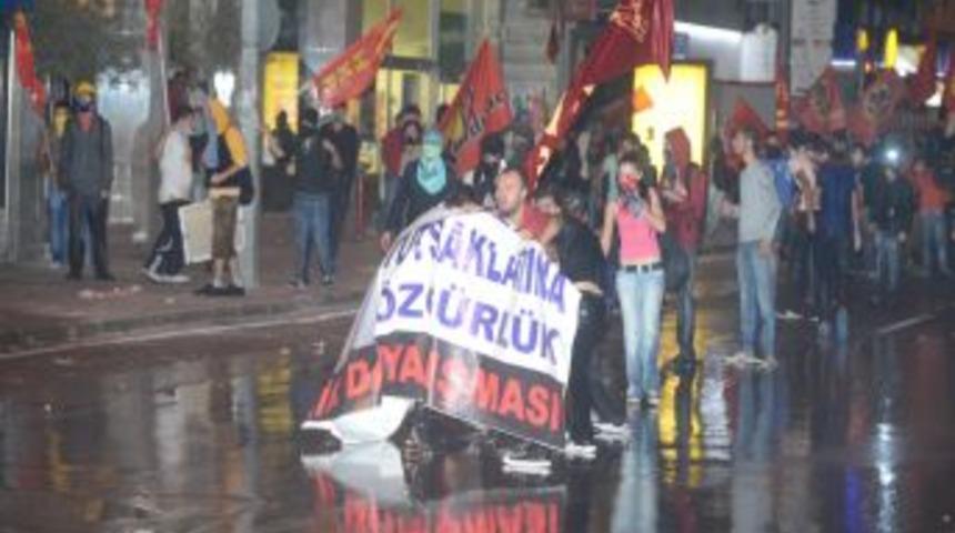 İzmir'de Izinsiz G&ouml;steriye Polis M&uuml;dahalesi