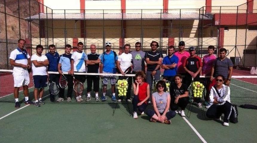 G&uuml;m&uuml;şhane Tenis&rsquo;le Tanıştı