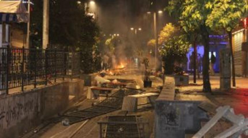 Kadık&ouml;y'de Izinsiz G&ouml;steriye Polis M&uuml;dahalesi
