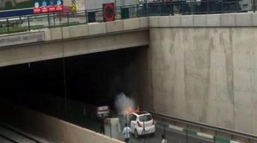 Seyir Halinde Alev Topuna D&ouml;nen Otomobili Vatandaşlar S&ouml;nd&uuml;rd&uuml;