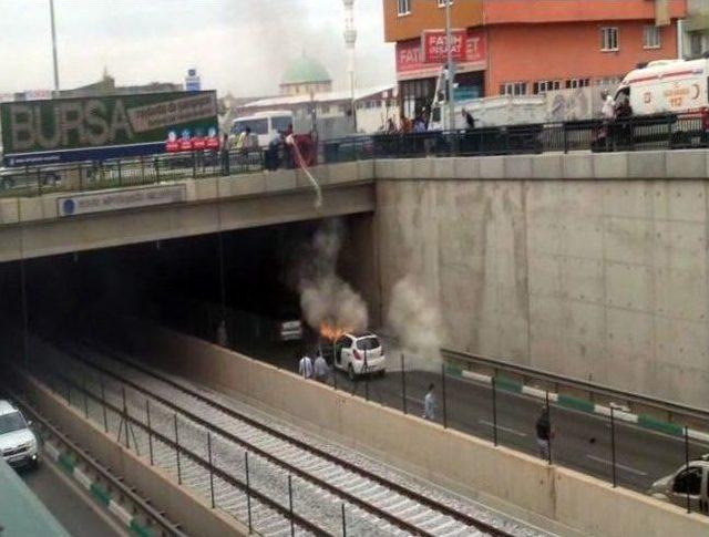 Seyir Halinde Alev Topuna D&ouml;nen Otomobili Vatandaşlar S&ouml;nd&uuml;rd&uuml; 1