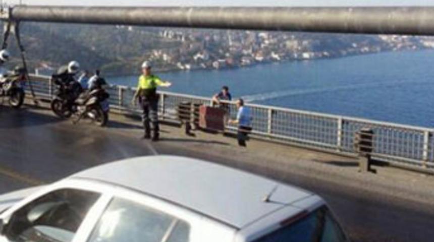 Boğazi&ccedil;i k&ouml;pr&uuml;s&uuml;'nde intihar girişimi, trafiği fel&ccedil; etti