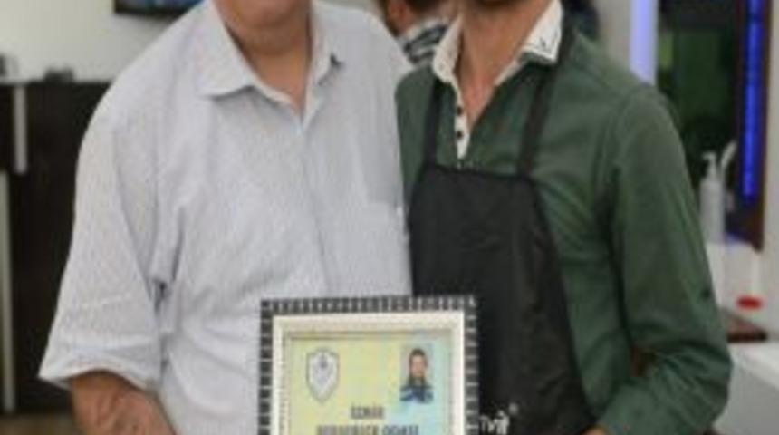 "berberlik Belgesi Olmayana Traş Olmayın"