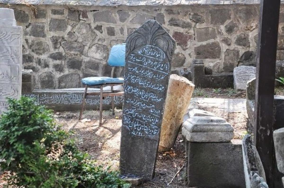 Niksar&rsquo;daki Tarihi Mezar Taşları.