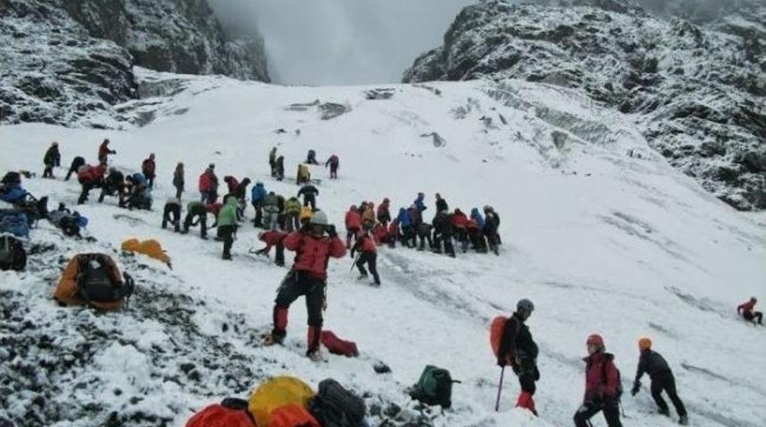 Dağcılar Eyl&uuml;l Ayında Kış Yaşadı