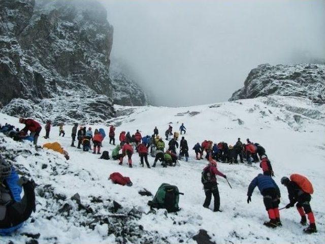 Dağcılar Eyl&uuml;l Ayında Kış Yaşadı 2