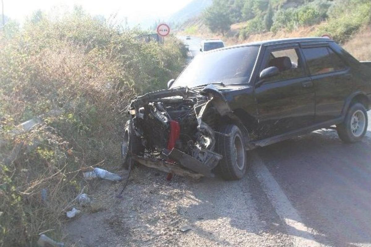 Osmaneli&rsquo;de İki Otomobil Kafa Kafaya &Ccedil;arpıştı, 3 Yaralı