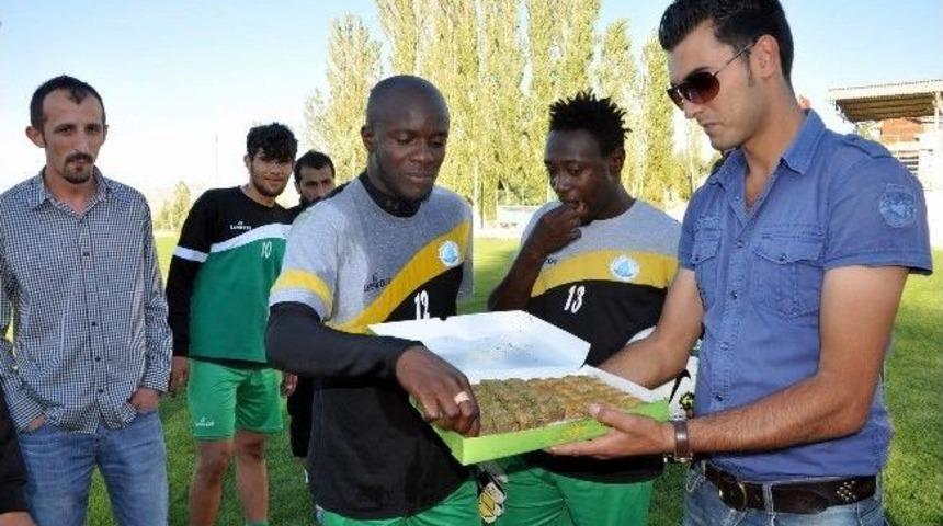 Ak Gen&ccedil;lerden, Suşehri Belediyespor&rsquo;a Ziyaret