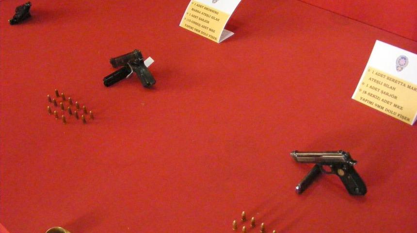 Polis Ruhsatsız Silahlara El Koydu