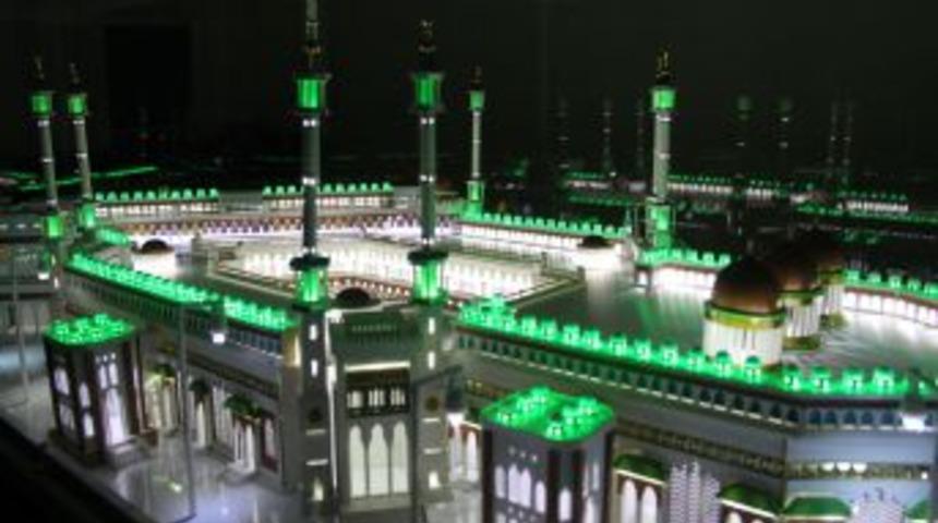 Kutsal Topraklara Olan &Ouml;zlemini Dindirmek Yaptığı Kabe Maketine Değer Bi&ccedil;emiyor