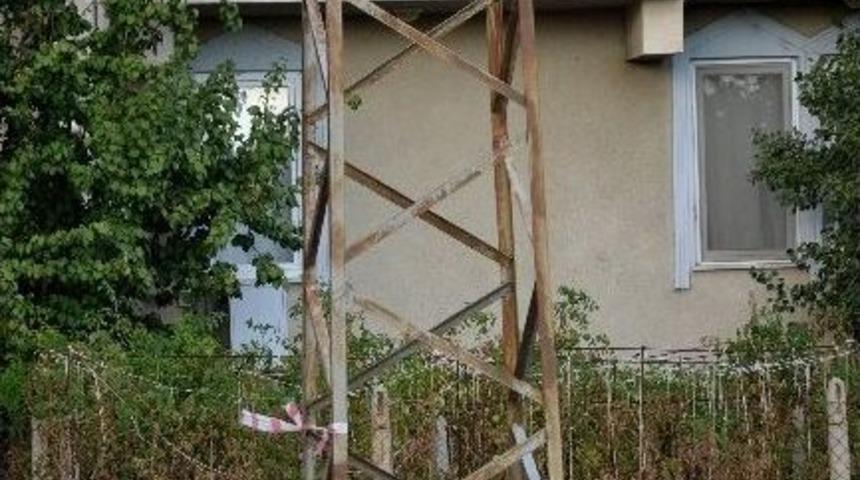 Yolun Ortasındaki Elektrik Direği Tehlikeye Davetiye &Ccedil;ıkarıyor