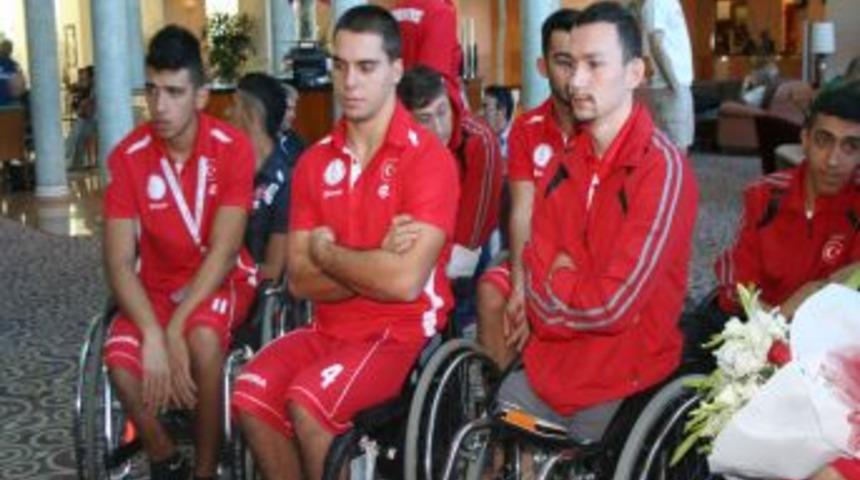 Emniyetten &Ccedil;eyrek Final Ma&ccedil;ı &Ouml;ncesi Millilere Moral Ziyareti