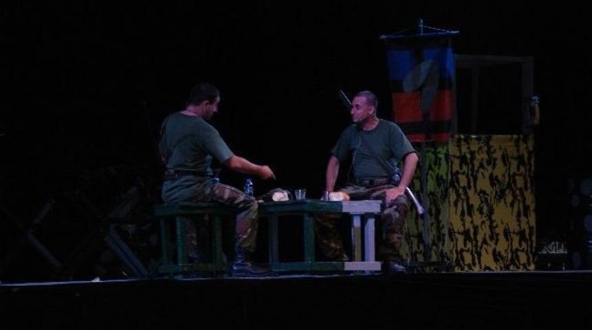 Somalı "mekansızlar" Tiyatroya Doyurdu