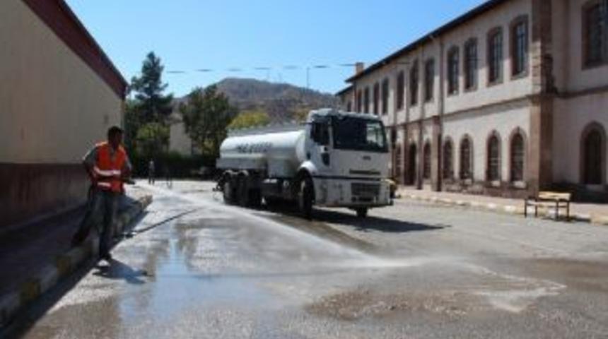 &Ccedil;ankırı Belediyesi Okul Bah&ccedil;elerini Temizliyor
