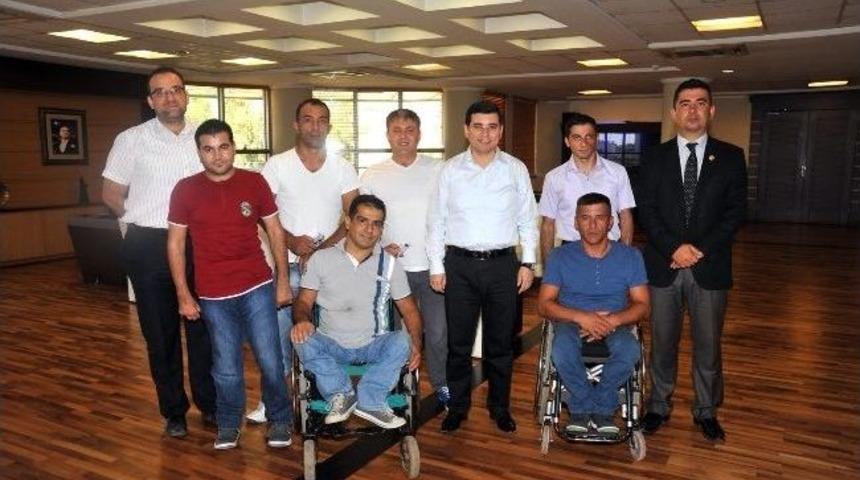 Engelli Basketbolculardan Başkan T&uuml;t&uuml;nc&uuml;&rsquo;ye Ziyaret