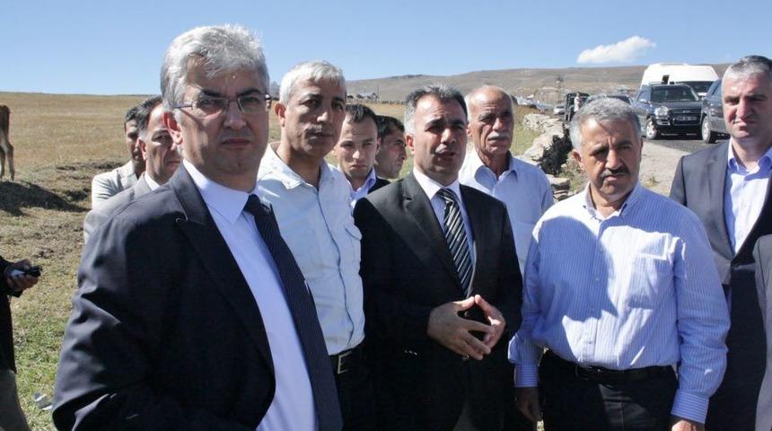 Kars Valisi Tepe, &Ouml;rnek K&ouml;y Yolu Projesini Yerinde Inceledi
